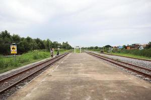 chemin de fer forestier, voie ferrée vers le nord de la thaïlande, voie ferrée et rail en acier, il y a des traverses de chemin de fer et des pierres. photo