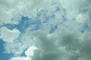 ciel bleu avec de beaux nuages. fond de ciel bleu. photo