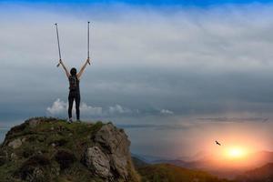 fille au sommet de la montagne pendant le coucher du soleil photo