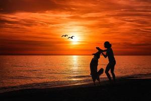 fille avec chien sur la plage photo