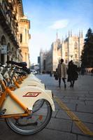 milano italie 2018 vélos publics dans la municipalité de milan. sur la place du Duomo photo