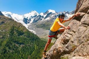 fille lors d'un cours d'escalade en haute montagne photo