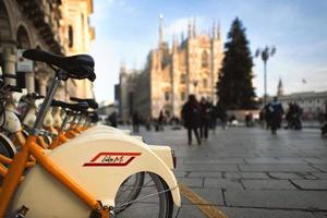 milano italie 2018 vélos publics dans la municipalité de milan. sur la place du Duomo photo