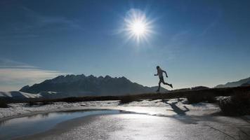 courir en montagne en toute liberté dans une nature préservée photo