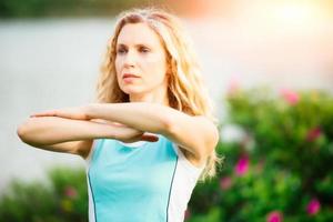 yoga. jeune femme, faire, yoga, exercice, extérieur photo