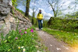 fleurs roses au passage d'une fille lors d'une excursion photo