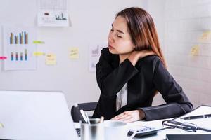 femme d'affaires stressée souffrant de douleurs à l'épaule et au cou, concept de syndrome de bureau photo