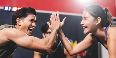 athlète fort homme personne exerçant dans la salle de sport, entraînement d'exercices d'entraînement en forme physique pour un corps fort et en forme, entraînement de musculation et concept de mode de vie des personnes en bonne santé photo