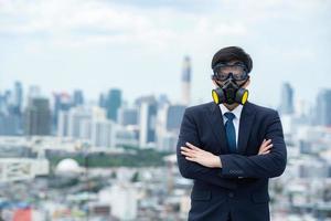 portrait d'homme d'affaires portant un masque facial et une combinaison de protection contre la pollution par les gaz, concept de sécurité toxique de danger pour l'environnement humain et chimique problème homme sur les affaires de danger photo