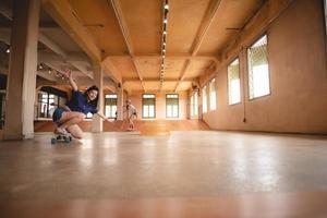 patineuse femme personne jouant au skateboard dans la salle de sport, jeune femme asiatique est heureuse et amusante avec le style de vie de skateboard en ville, adolescente hipster mode féminine à la mode photo