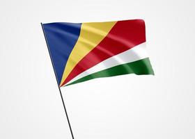 drapeau des seychelles volant haut dans le fond blanc isolé. 29 juin collection de drapeaux nationaux du monde de la fête de l'indépendance des seychelles. illustration 3d du drapeau de la nation photo