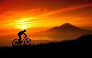 homme avec vélo et voyage d'aventure photo