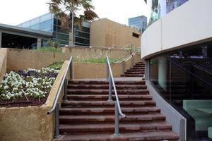 un escalier est une structure sous la forme d'une série de marches pour la montée et la descente. photo