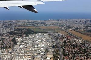 la terre est visible à travers le hublot d'un avion photo