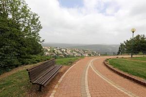 Banc pour se reposer dans un parc de la ville sur la côte méditerranéenne dans le nord d'Israël photo
