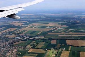 la terre est visible à travers le hublot d'un avion photo