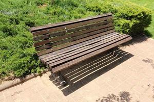 Banc pour se reposer dans un parc de la ville sur la côte méditerranéenne dans le nord d'Israël photo