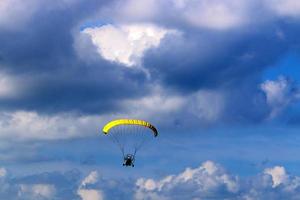 un parapente survole la mer méditerranée dans le nord d'israël photo