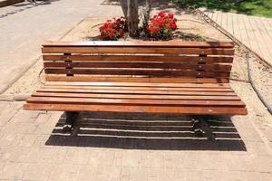 Banc pour se reposer dans un parc de la ville sur la côte méditerranéenne dans le nord d'Israël photo