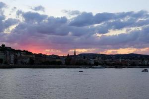 coucher de soleil sur le danube à budapest, la capitale hongroise. photo