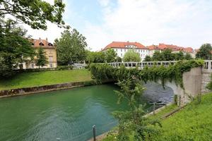 la rivière ljubljanica traverse la capitale de la slovénie, la ville de ljubljana. photo