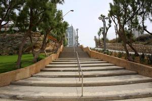 un escalier est une structure sous la forme d'une série de marches pour la montée et la descente. photo