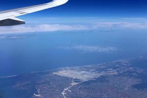 la terre est visible à travers le hublot d'un avion photo