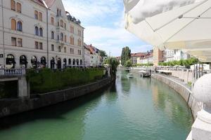 la rivière ljubljanica traverse la capitale de la slovénie, la ville de ljubljana. photo