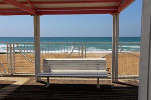 Banc pour se reposer dans un parc de la ville sur la côte méditerranéenne dans le nord d'Israël photo