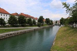 la rivière ljubljanica traverse la capitale de la slovénie, la ville de ljubljana. photo