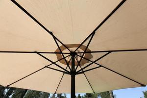 parapluie pour protéger le soleil dans un parc de la ville en israël photo