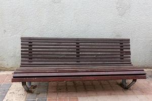 Banc pour se reposer dans un parc de la ville sur la côte méditerranéenne dans le nord d'Israël photo