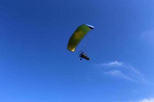 un parapente survole la mer méditerranée dans le nord d'israël photo