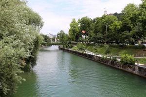 la rivière ljubljanica traverse la capitale de la slovénie, la ville de ljubljana. photo