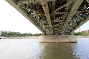 pont - structures architecturales permettant de franchir une barrière d'eau. photo