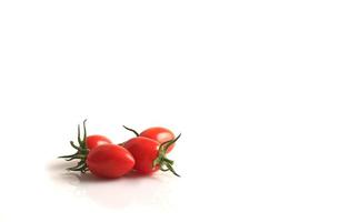 groupe de tomates rouges fraîches sur fond blanc photo