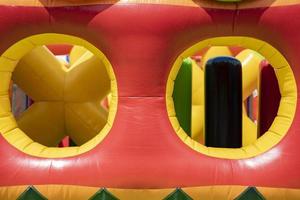 parcours d'obstacles gonflé. trampolines en caoutchouc. espace de divertissement en été. photo