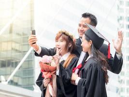 homme d'affaires et portrait de femme jumelle souriant et photo de selfie le jour de sa remise des diplômes