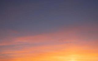 ciel avec des nuages rouges photo