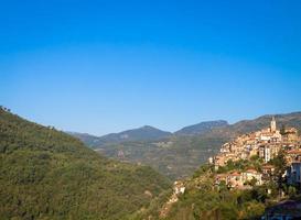 apricale - vieux village italien dans la région de la ligurie photo