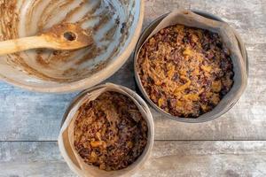 ajouter de la pâte à gâteau aux fruits dans des moules vue de dessus photo