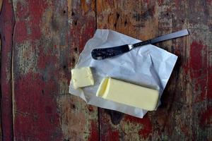 bâton de margarine au beurre tranché vue de dessus photo