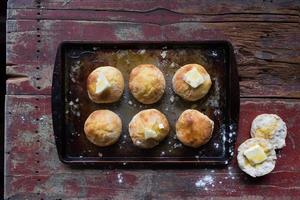 biscuits de campagne faits maison avec du beurre à plat photo