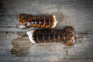 queues de homard fraîches sur la vue de dessus de la casserole texturée en métal photo