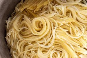 nouilles spaghetti cuites en pot à plat photo