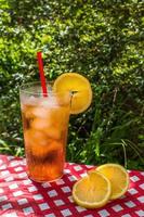 thé glacé au citron sur la table de pique-nique d'été à l'extérieur photo