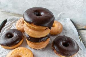 groupe de beignets enrobés de sucre et de chocolat photo