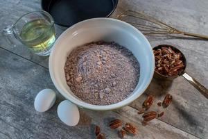 mélanger les ingrédients pour les brownies au chocolat avec les pacanes photo