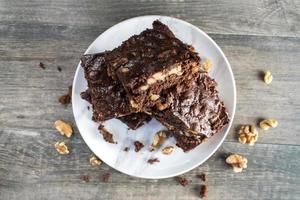 pile de brownies maison aux noix et au chocolat sur assiette photo