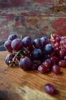 raisins rouges et bleus sur une planche à découper libre photo